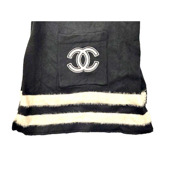 CHANEL Black & White Fur Scarf with Iconic Logo Pocket - Picture 12 of 16